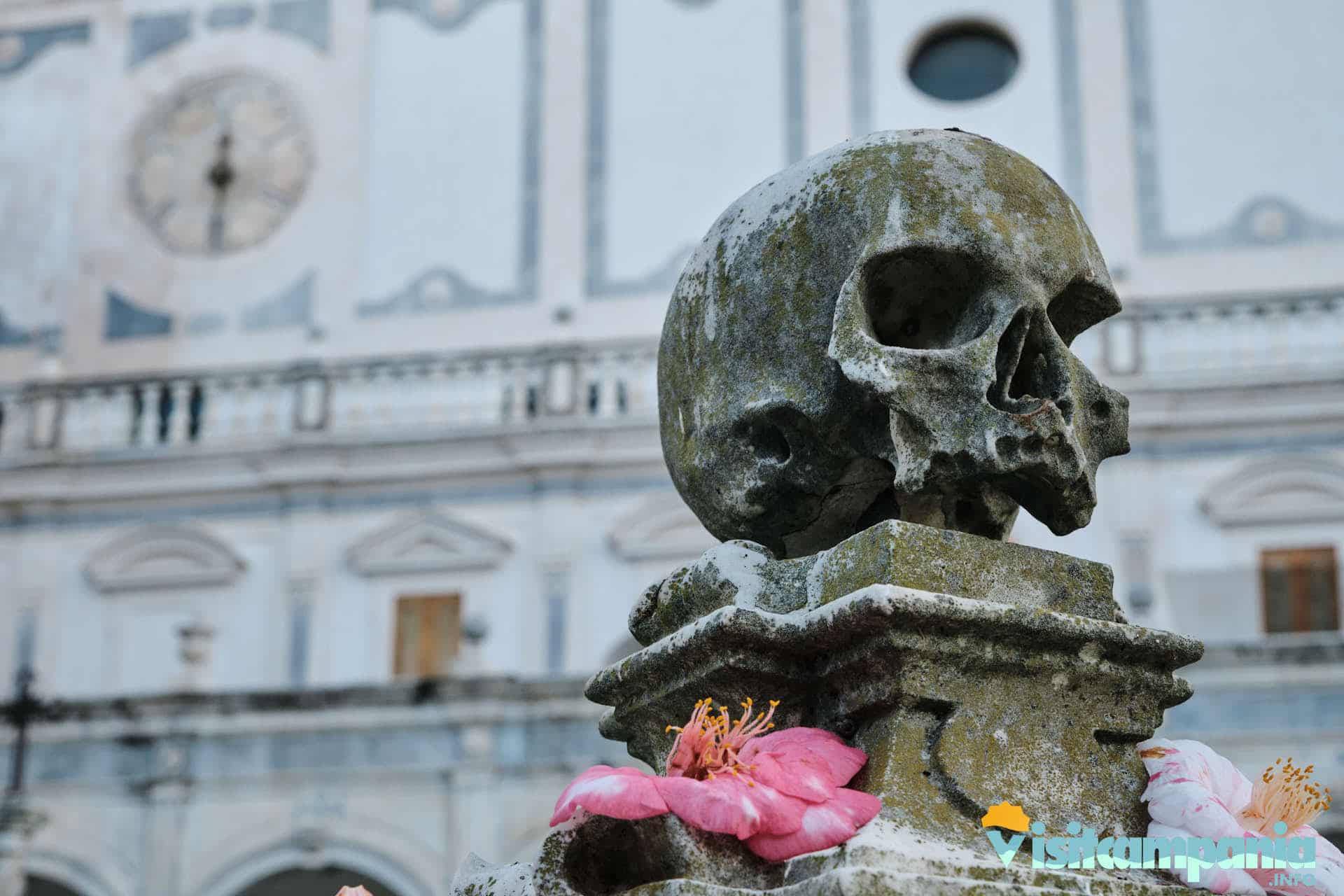 Schädel schmücken den Friedhof in der Certosa und das Museum von San Martino