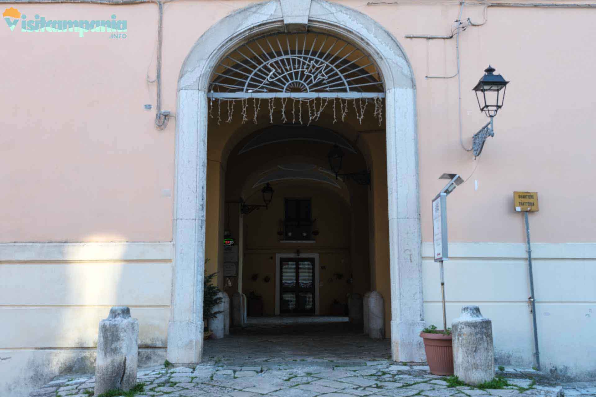 San Leucio und Vaccheria, Eingang zum Trattoria-Viertel
