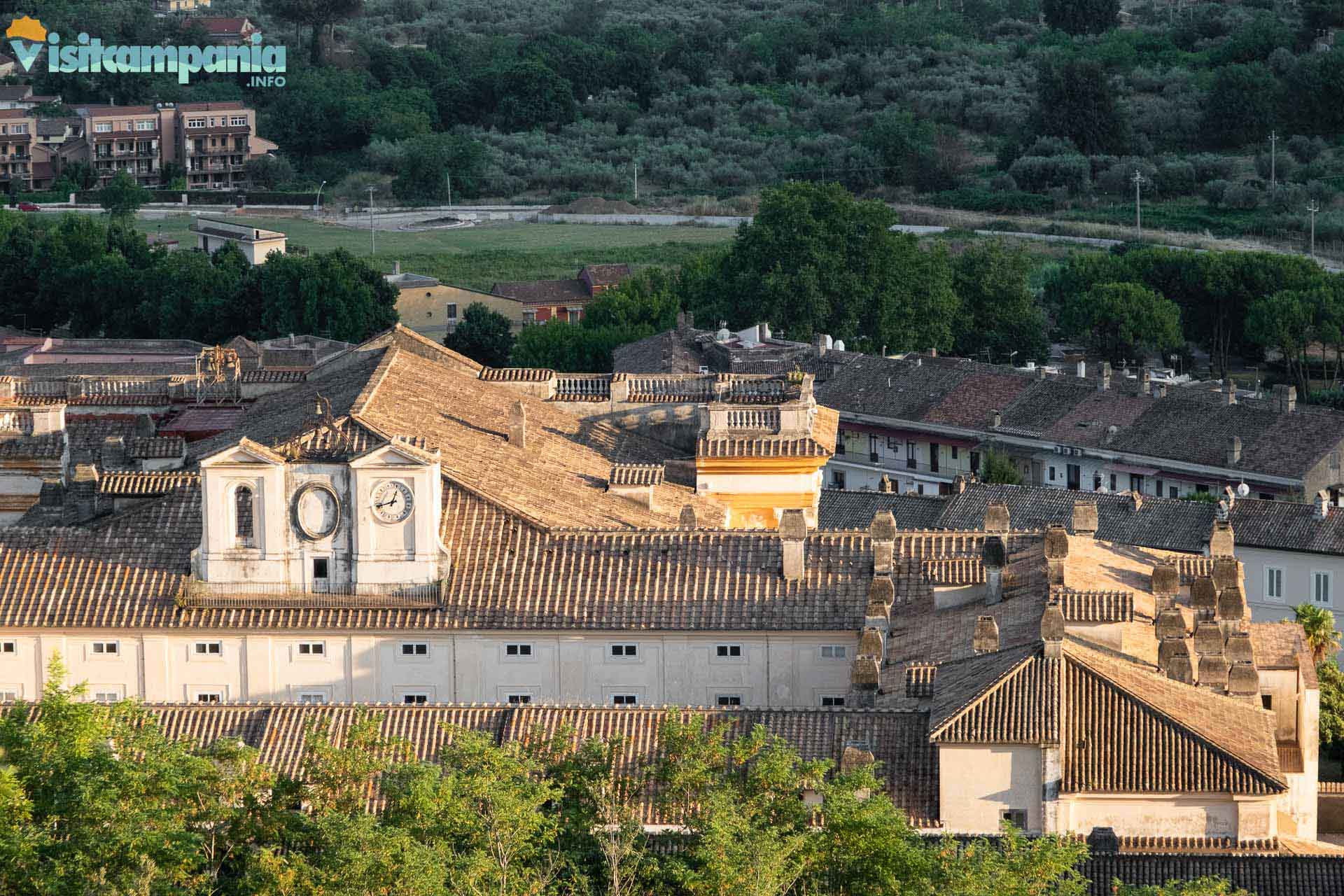 San Leucio et Vaccheria, vue sur le village de San Leucio depuis le chemin de terre