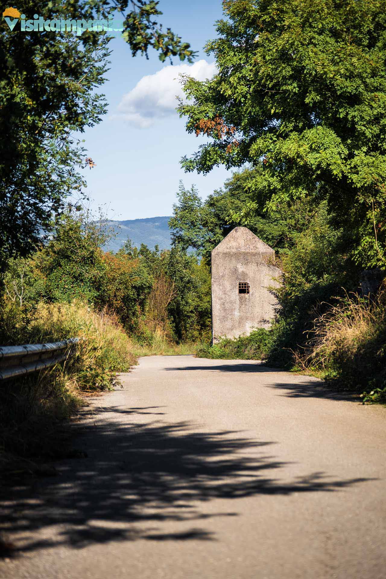 Une tour d'inspection sur le tronçon cyclable/piéton près de Valle di Maddaloni