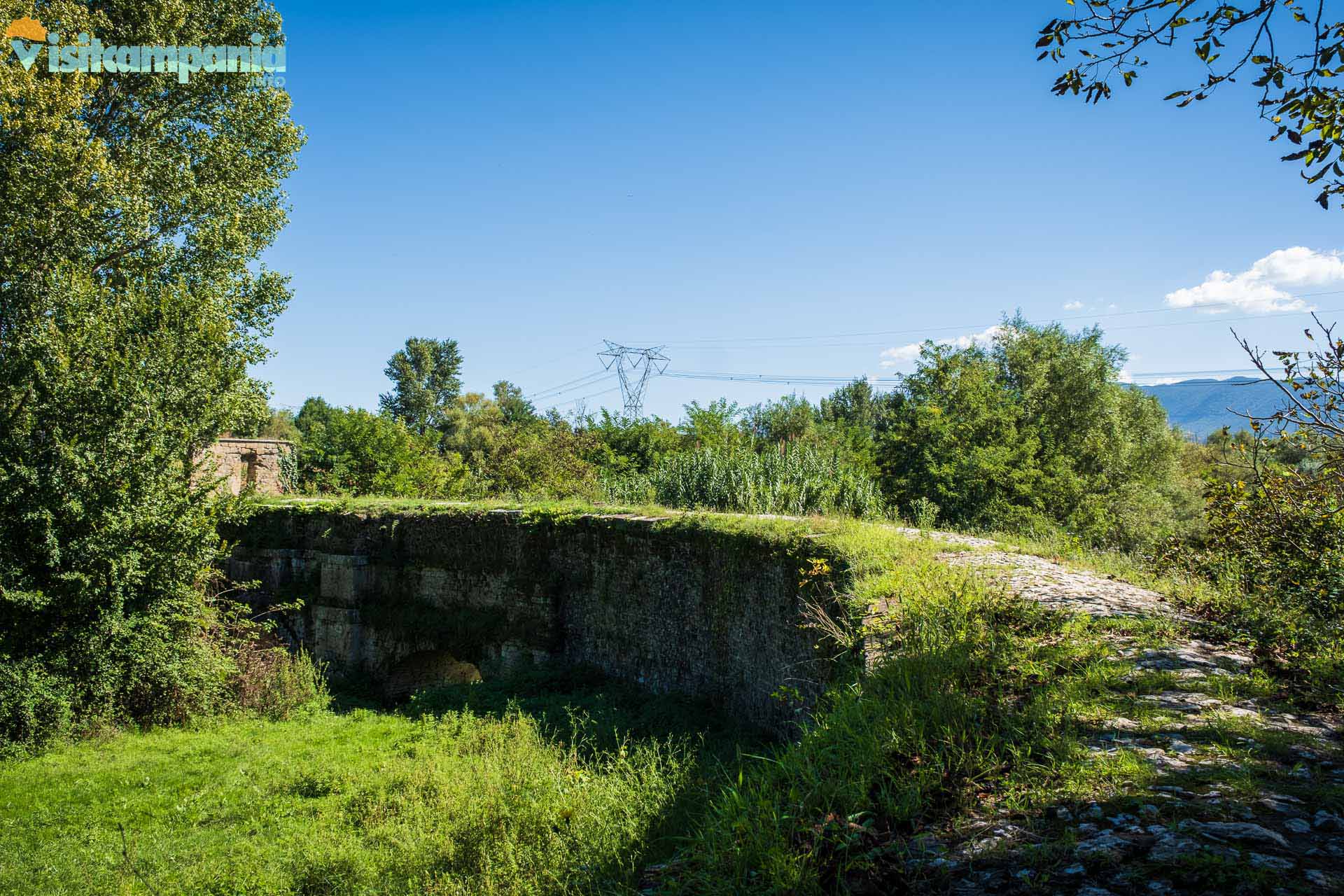 Le pont Charles III de l'aqueduc Carolino