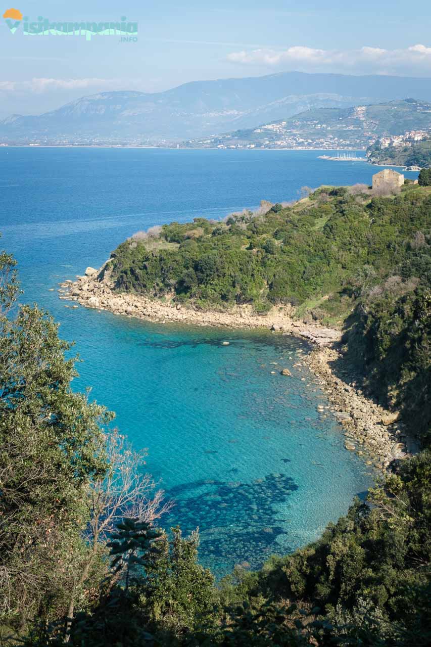 criques cachées le long de la côte et tour aragonaise de Zappini